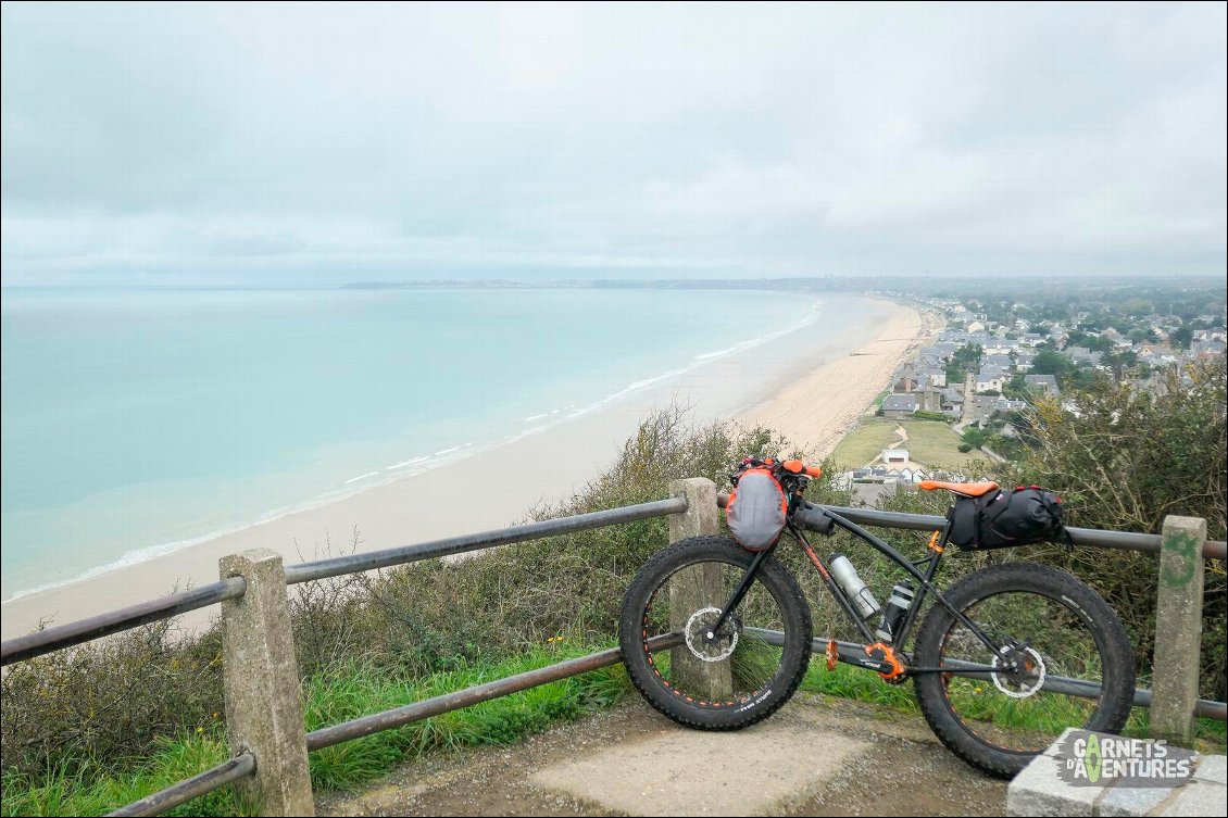 Sur les hauteurs de Carolles-plage.
24h plus tôt, je passais au même endroit. Le décollage est à une centaine de mètres.