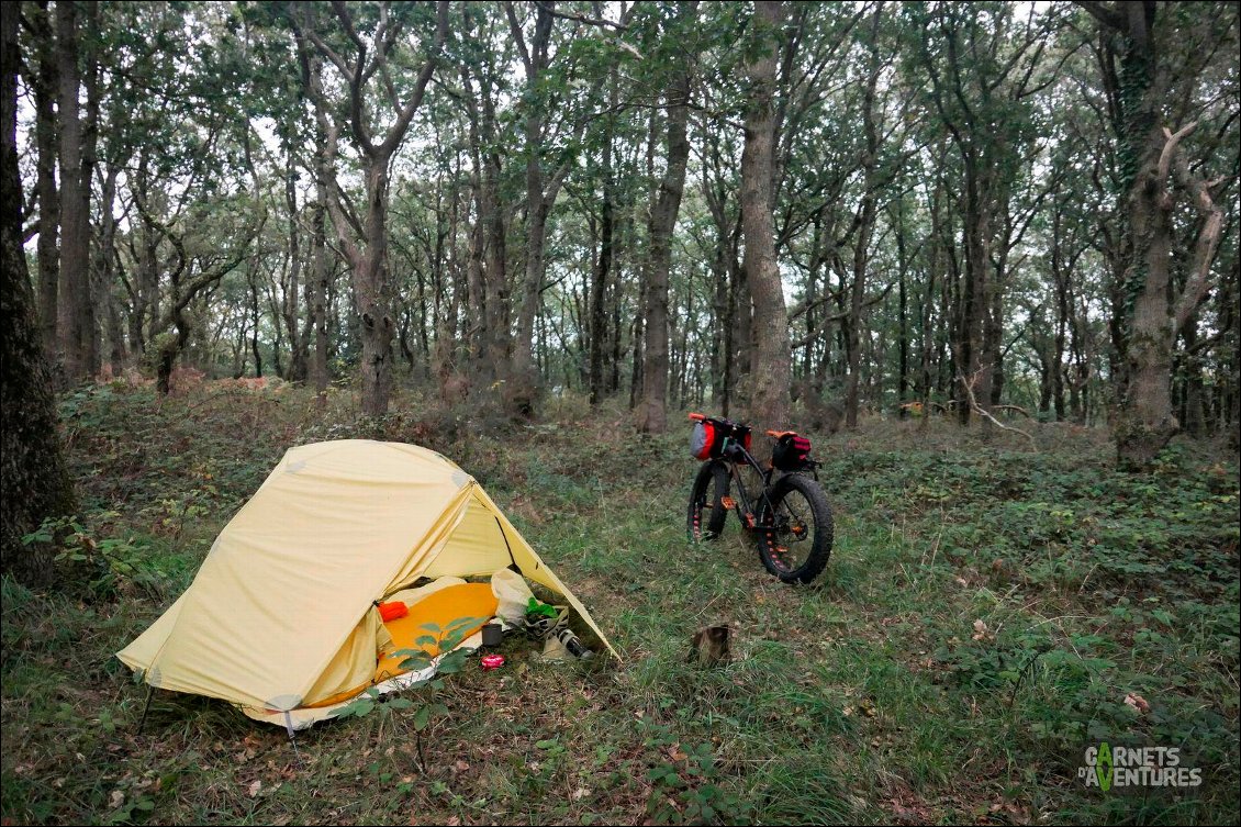 Bivouac dans les environs des falaises de Champeaux. Le bivouac est majoritairement interdit sur le littoral dans cette zone, et c'est bien dommage à cette saison !