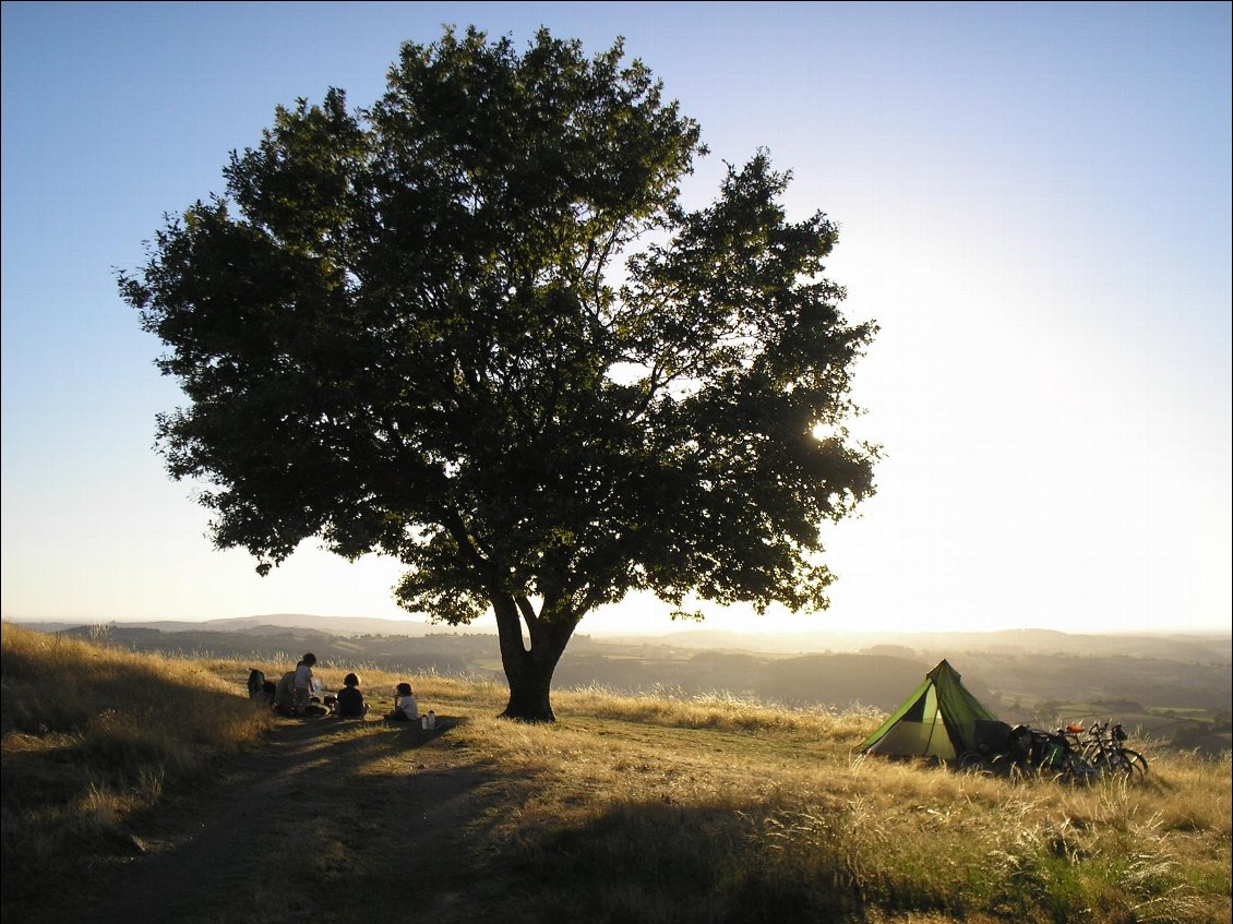 Bivouac en famille le long du GR3.
Article Voyager en travaillant.
Photo : Julien Alexandre