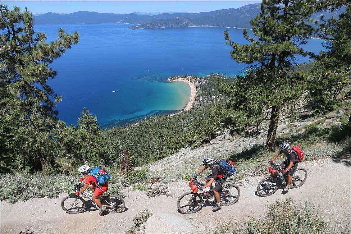 Nous contournons le lac Tahoe, plus grand lac « alpin » des États-Unis, par un sentier en balcon ludique et panoramique. So good…
Trans US.
Photo : Pascal Gaudin / Finn Mayhall / Jonathan Decourt