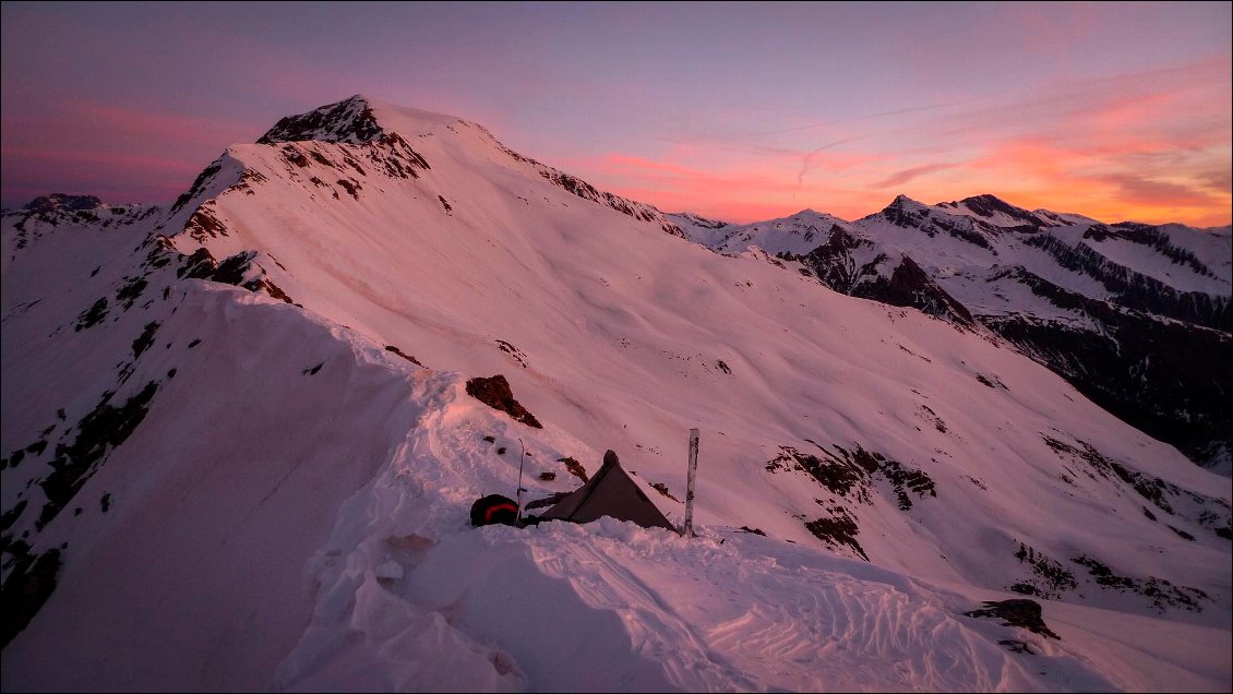 Bivouac Col de la Règue dans les Ecrins.
Bivouaquer en altitude, c’est être aux premières loges du spectacle de la nature.
Ici à l’aube, les lueurs sont dantesques.