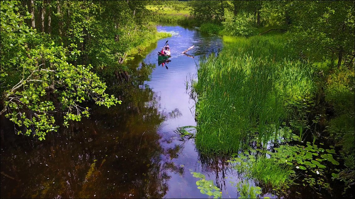 Une fois dans la rivière, le courant est toujours contre nous, alors nous prenons de l’élan à la vue des remous qui nous attendent.