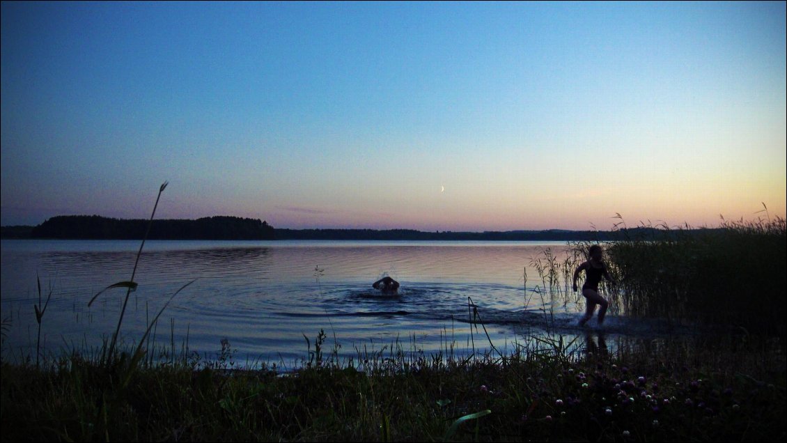 Cependant, c'est chacun son tour pour aller se plonger dans le lac, à chacun sa tranquillité ! Puis ce soir là, j'ai eu beau croire que l'eau fraîche atténuerait les effets de l'alcool, rien à faire, j'étais saoul..... mais discret !