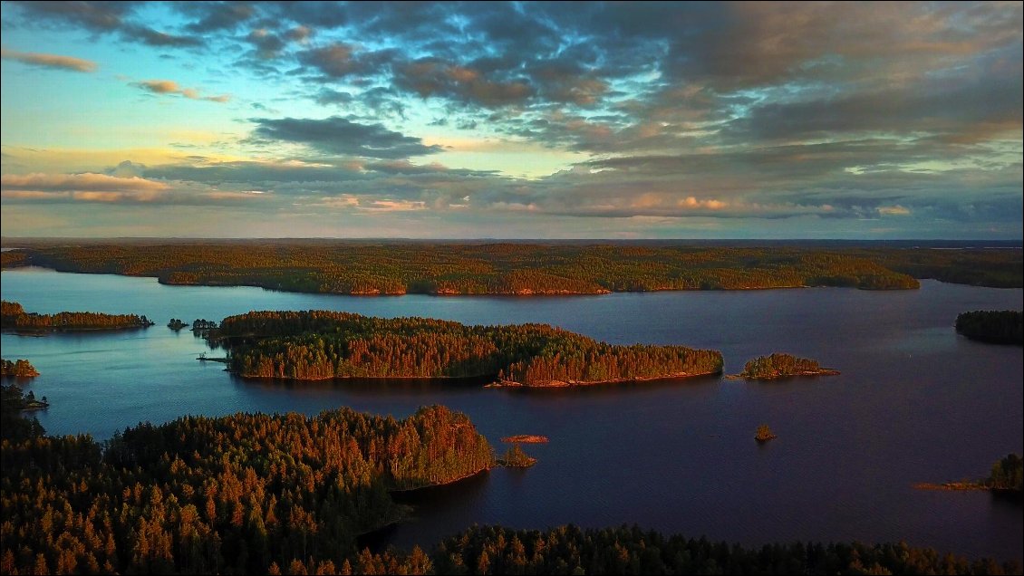 Le drone redescends dans une lumière de cuivre.