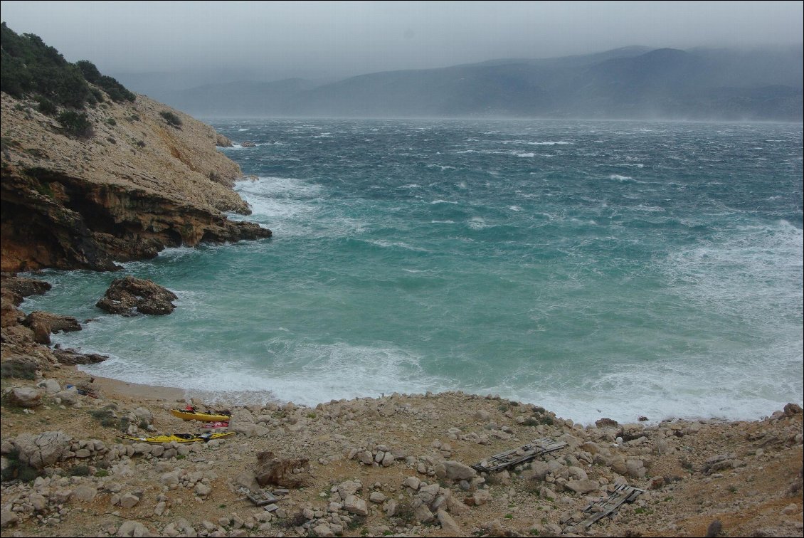 Du côté de l'île de Krk, en Croatie. 10 jours de voyages en kayak, dont 8 à attendre, sur une petite île déserte (Prvic), que la Bora se calme...
Photo : Mathieu Bouquet