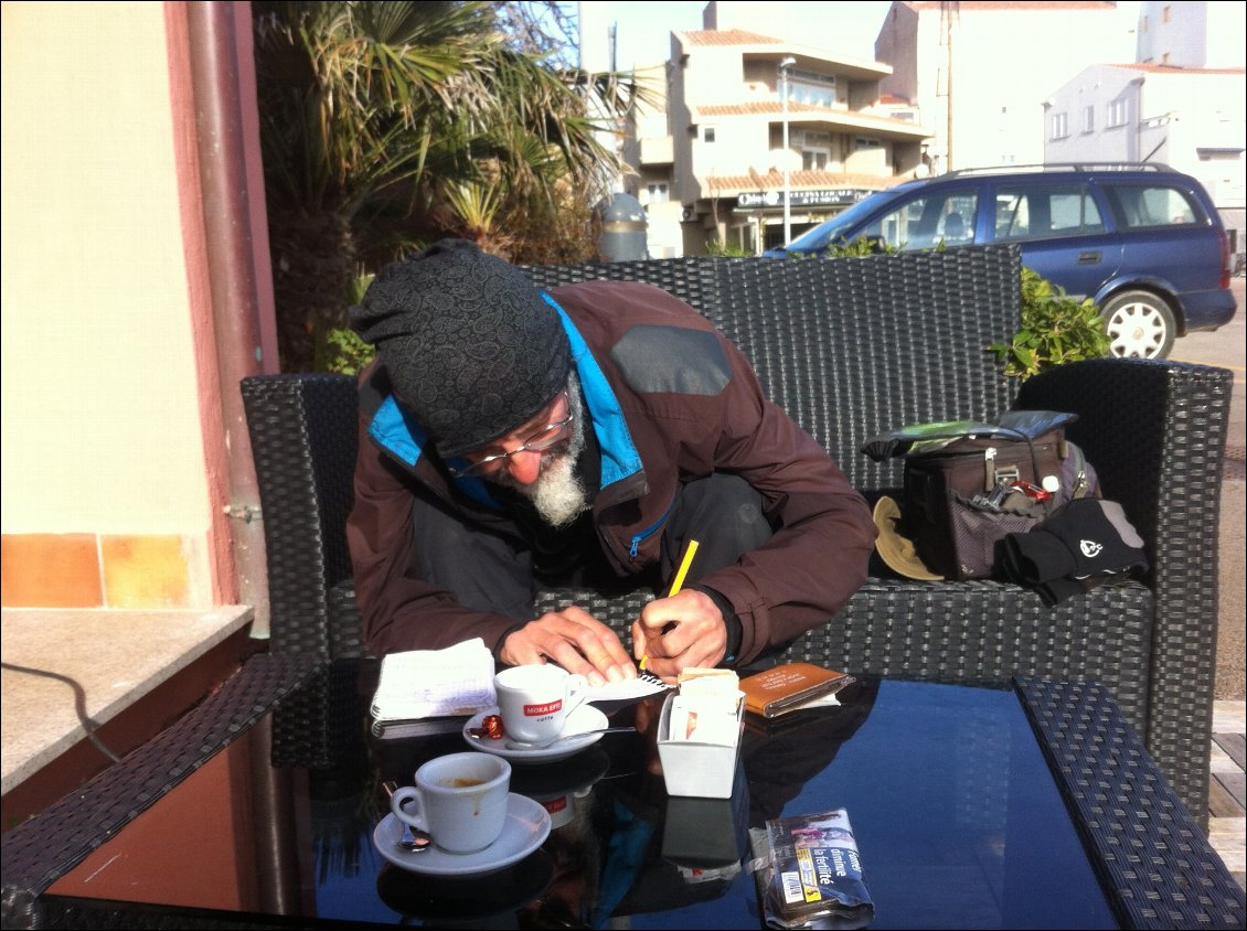 au solei sur le port de Palau