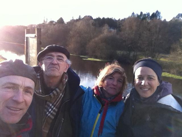 Yannick, Jo, Isabelle et moi, devant le Blavet! Merci la famille! Et au plaisir de se revoir, ici ou ailleurs... 