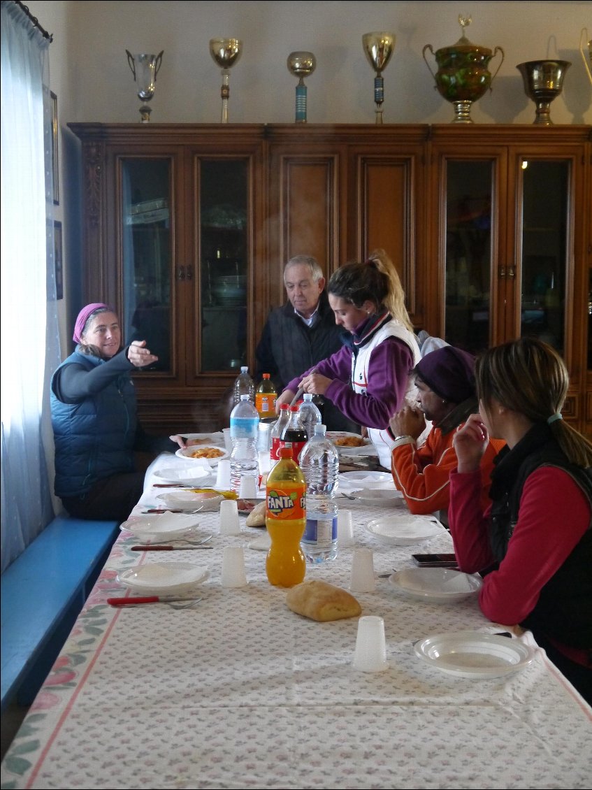 Grazie Rafaela, pepe, Luciano, claudia, andrea (et aussi le chien petrolina ! ) et tous les membres du club d'équitation d'Ottana pour l'accueil et bravo pour ce que vous accomplissez.