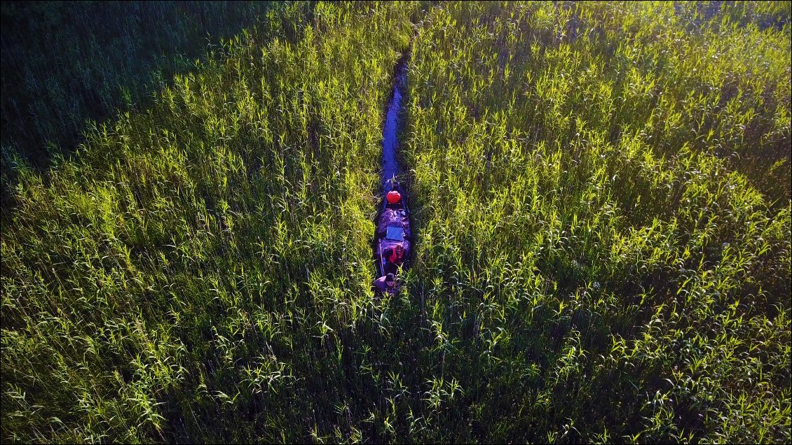 Sur lequel il est carrément possible de marcher, avec précautions ! Alors je tire le canoë jusqu 'a la sortie repérée avec le drone.