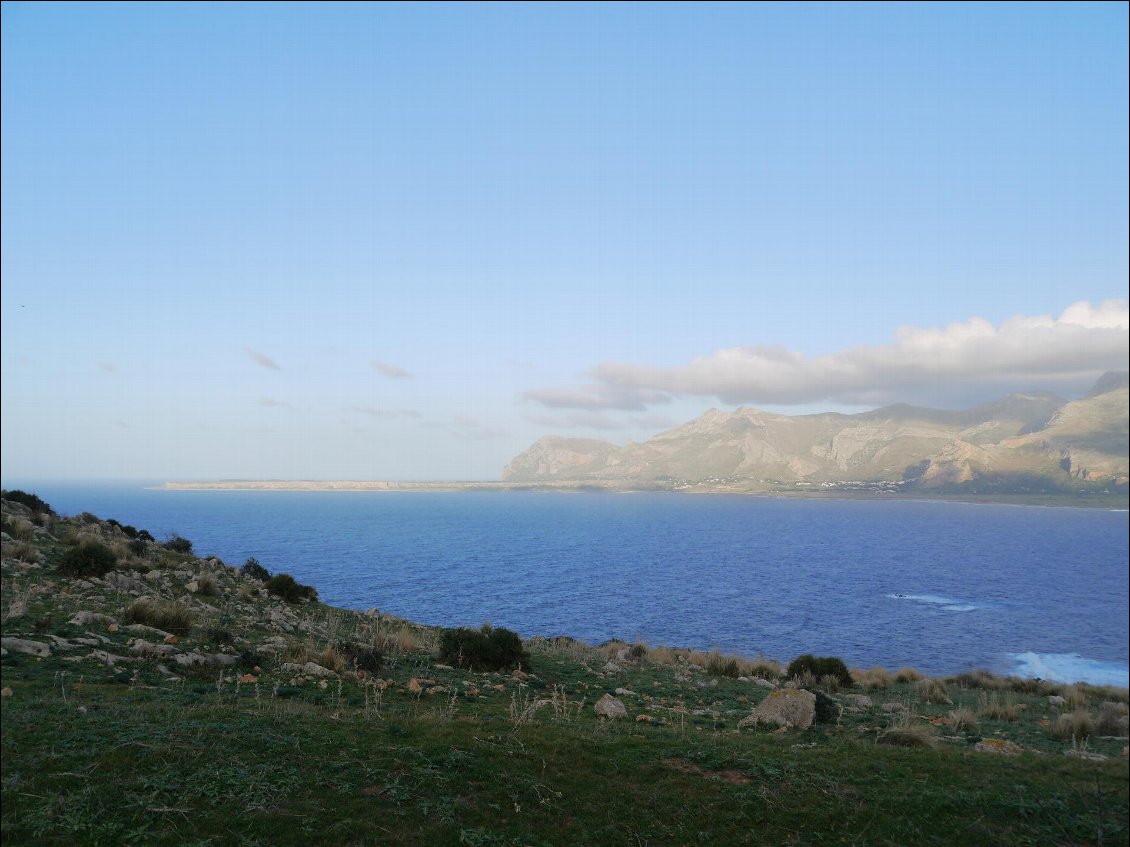 belle vue sur le golfe de cofano en sortant de la grotte