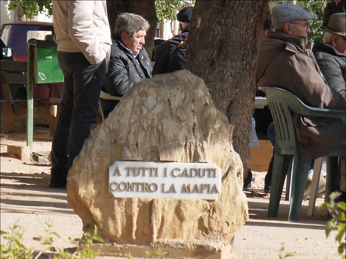 samedi matin, ça joue aux cartes sur la place