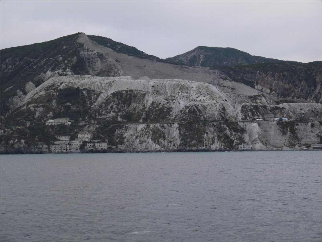 Lipari, ruines industrielles... comme en Corse, comme en sardaigne