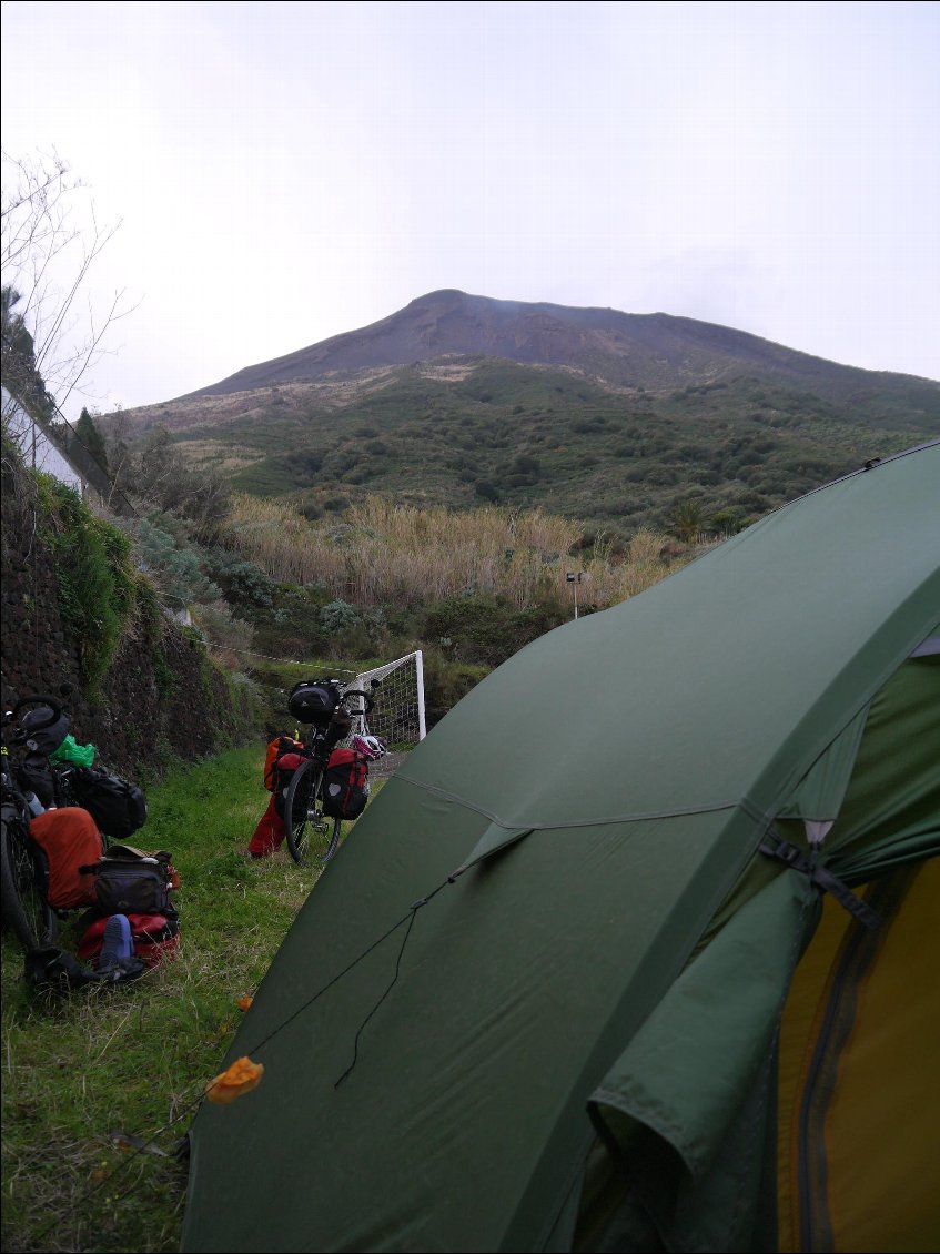 Arrivée rocambolesque à Stromboli de nuit avec du vent, on a planté sur le terrain de foot !