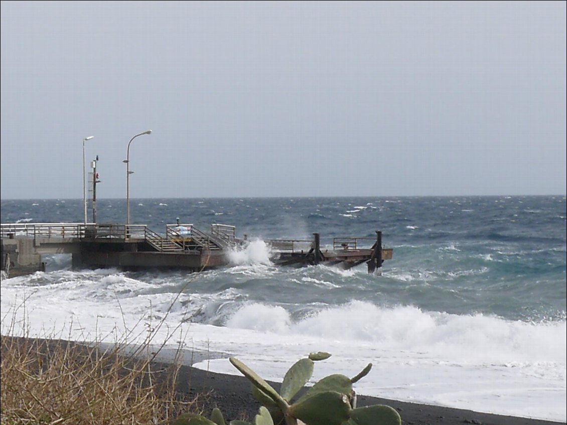 ou comment par gros temps les bateaux ne peuvent accoster (on a failli ne jamais voir Stromboli !)