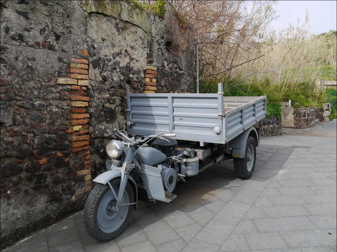 Des véhicules adaptés à l'étroitesse des ruelles