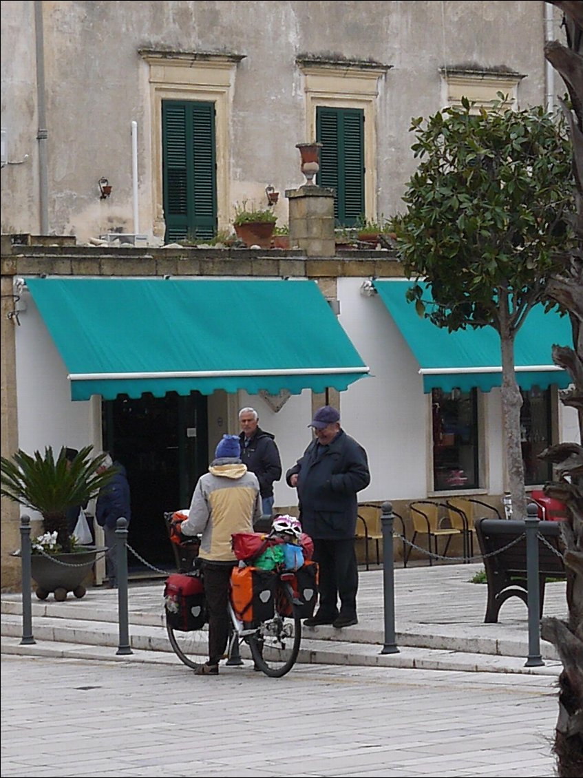 San Donato di Lecce, le Mr à la casquette a vécu 7 ans à Paris, a bossé au Nigeria puis pour alcatel en Italie et nous invite à boir un caffé, sympa !