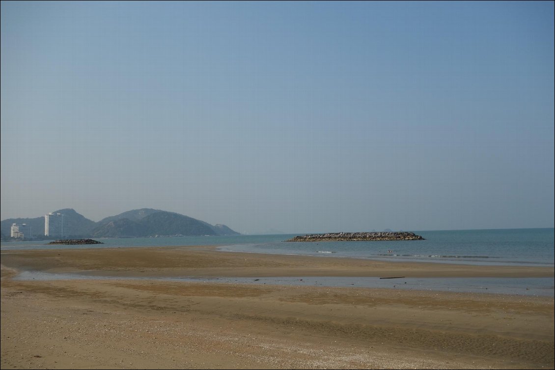 on remarque au fond de la baie les discrets immeubles de hua hin