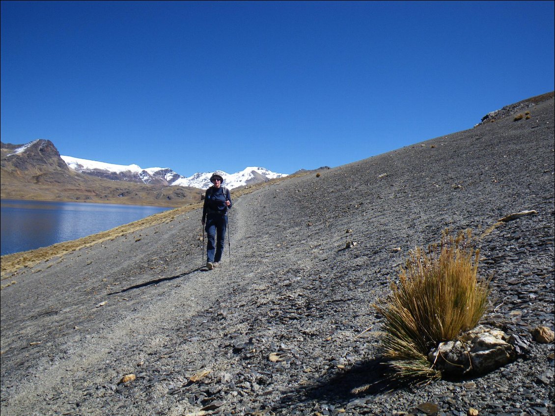 En longeant la laguna Sibinacocha