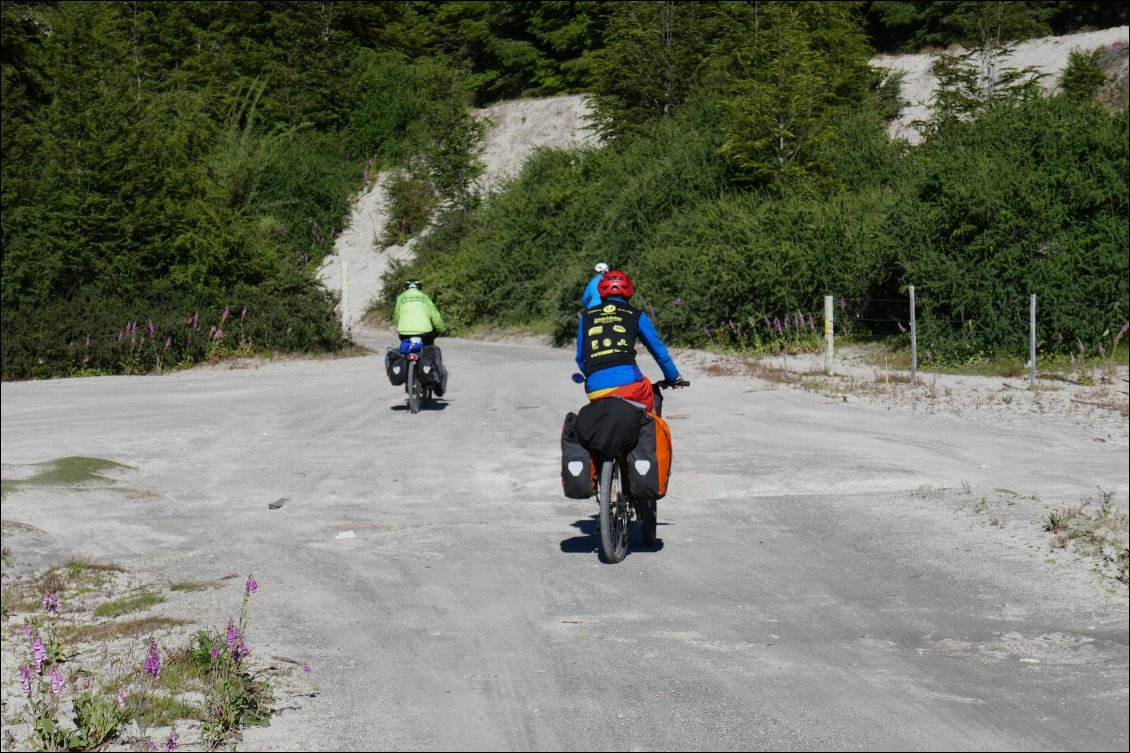 Départ sur la piste qui rejoint la route pour Villa la Angostura