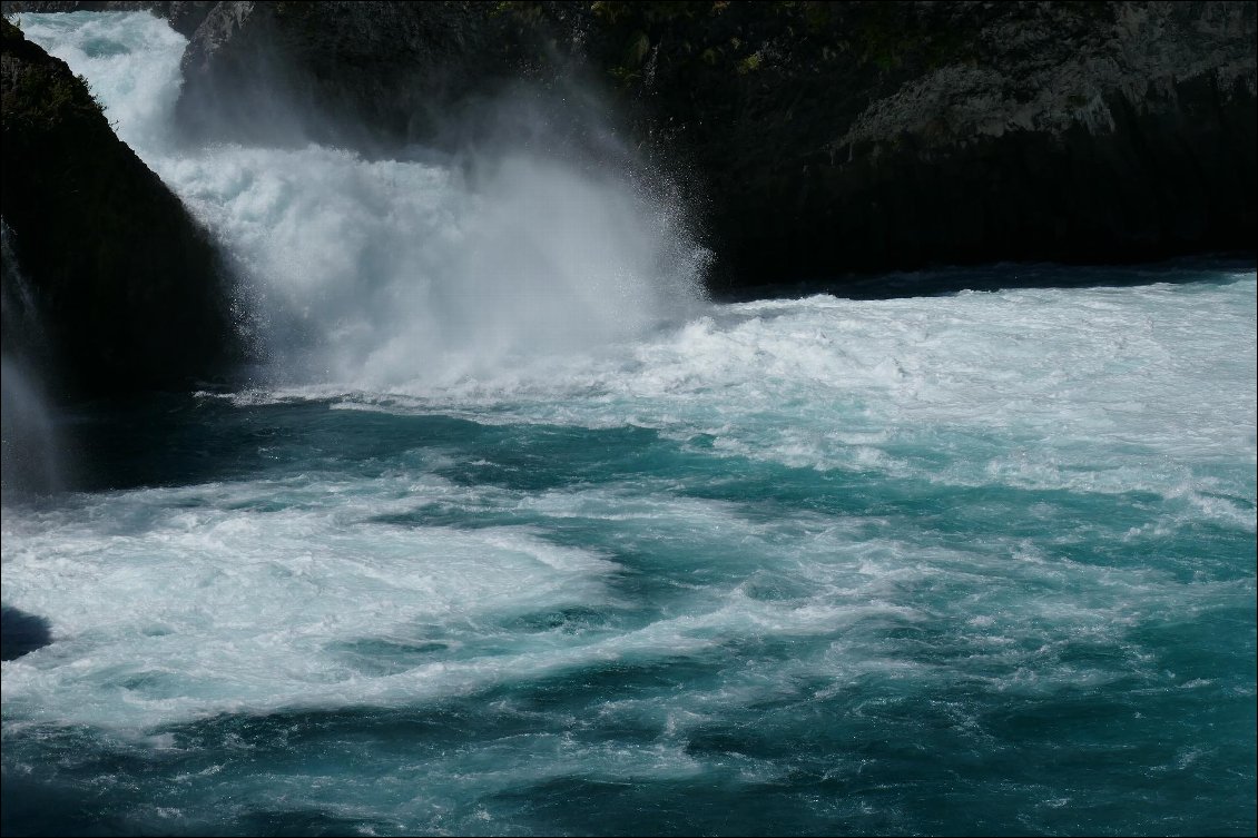 Eaux bouillonnnates et limpides du rio Petrohue