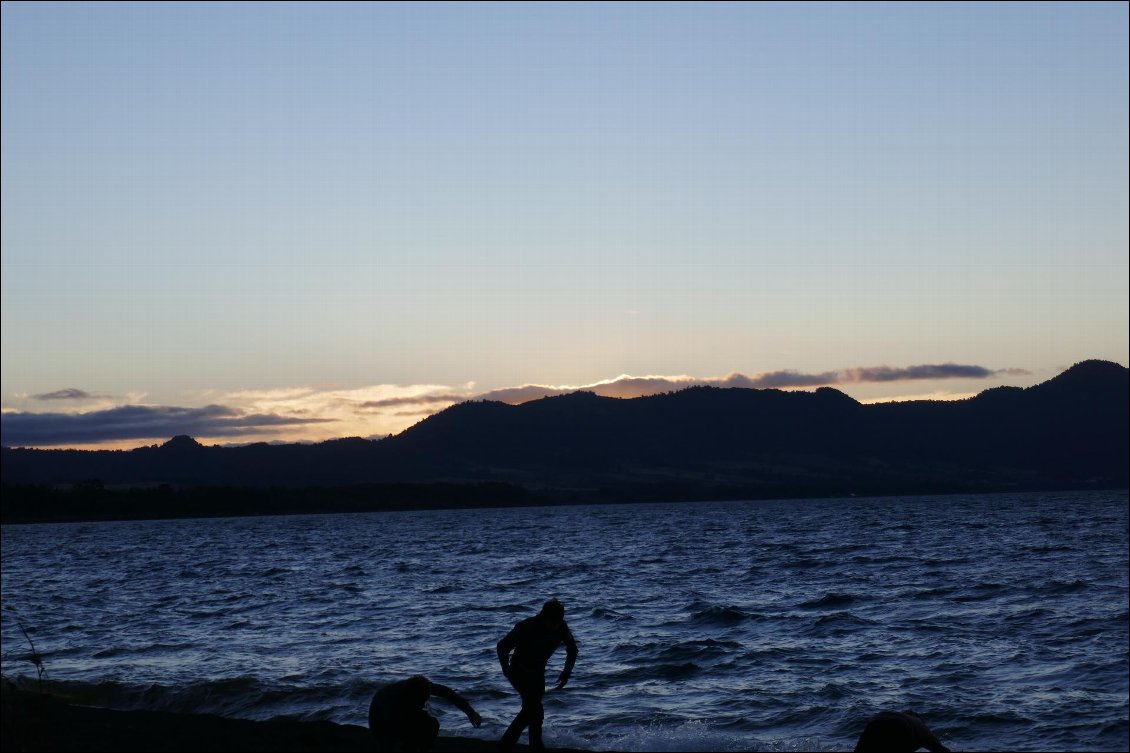 La plage à la tombée de la nuit.