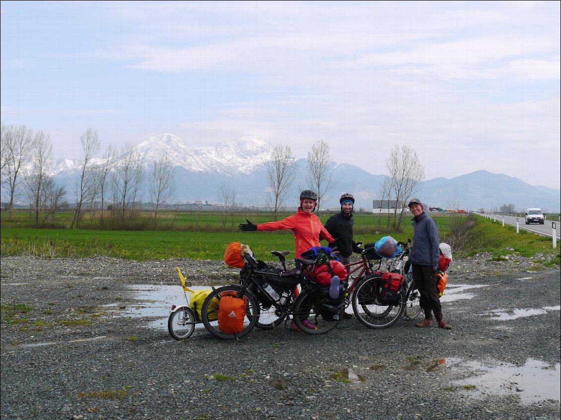 Clarisse et alex en route pour Singapour puis NZ avec leur tandem "georges" de chez vagabond made in drome