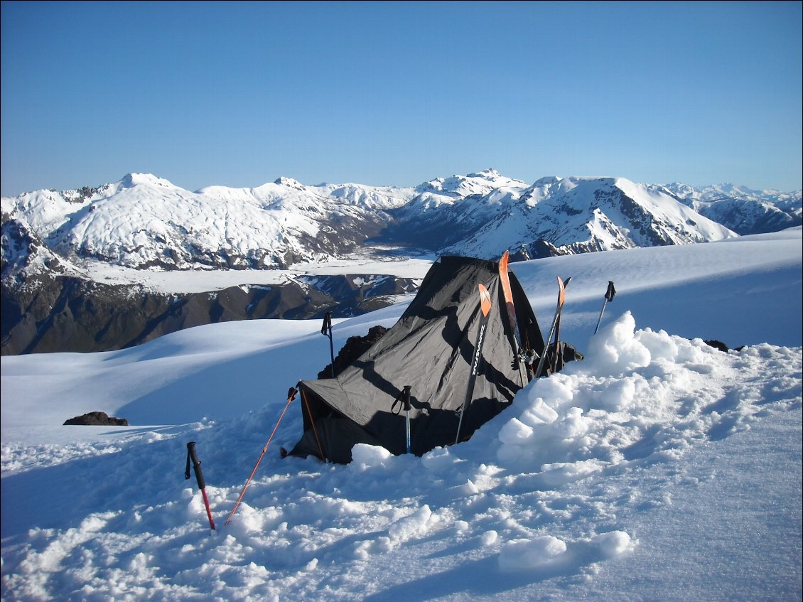 7# Claire MERCURIOT.
Bivouac à mi-pente du volcan Antuco au Chili, dans le but de le skier.
Finalement nous n'irons pas au sommet, mais le bivouac valait la peine !