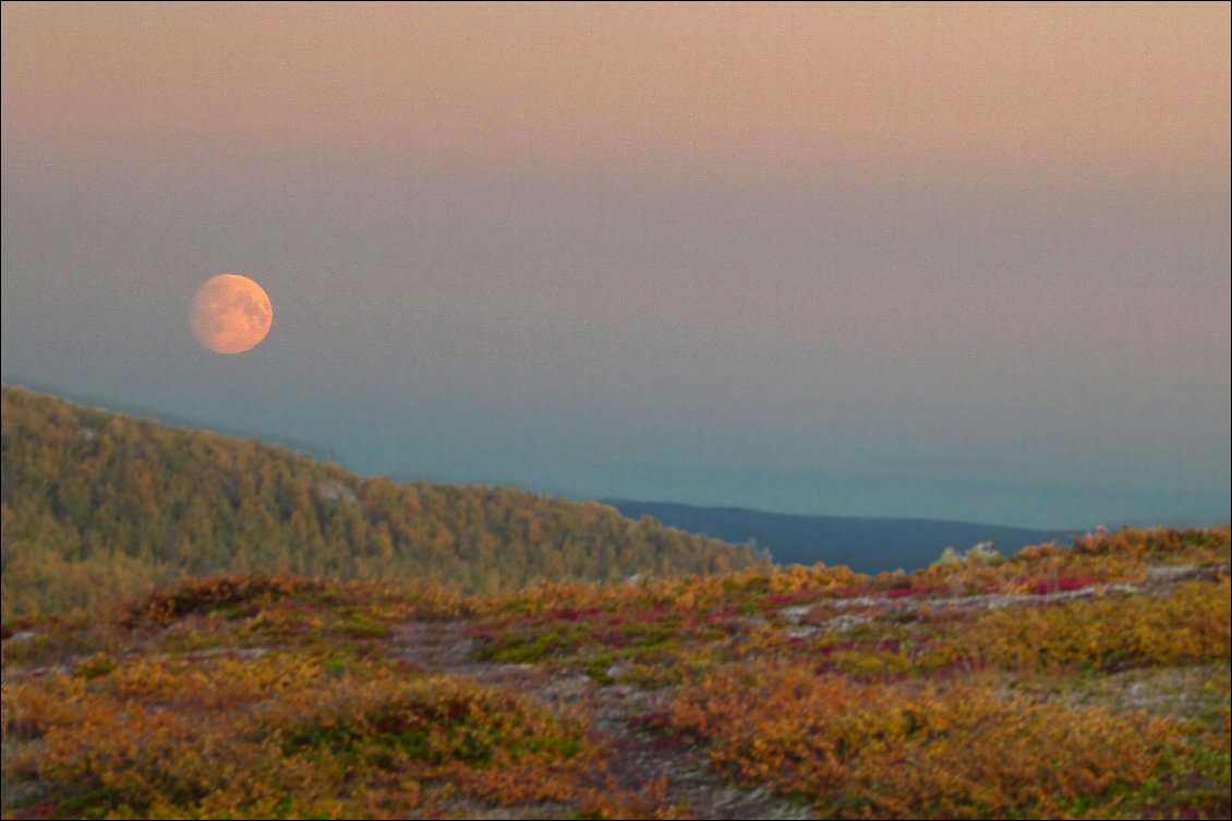 Photo prise au-dessus du lac Kuoletisjaureh (proche de Kvikkjokk) en Suède en septembre 2017.
Photo : Michelle Ingelbach