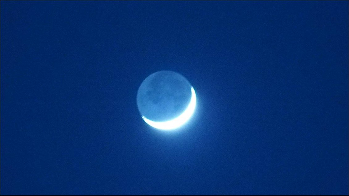 Croissant de Lune au-dessus de Massada (désert de Judée, Israël) alors que nous nous réchauffons autour du feu en ce 14 décembre 2015.
Gwénolé Berchon
Photo : Gwénolé Berchon, voir le blog en famille vers Bethleem