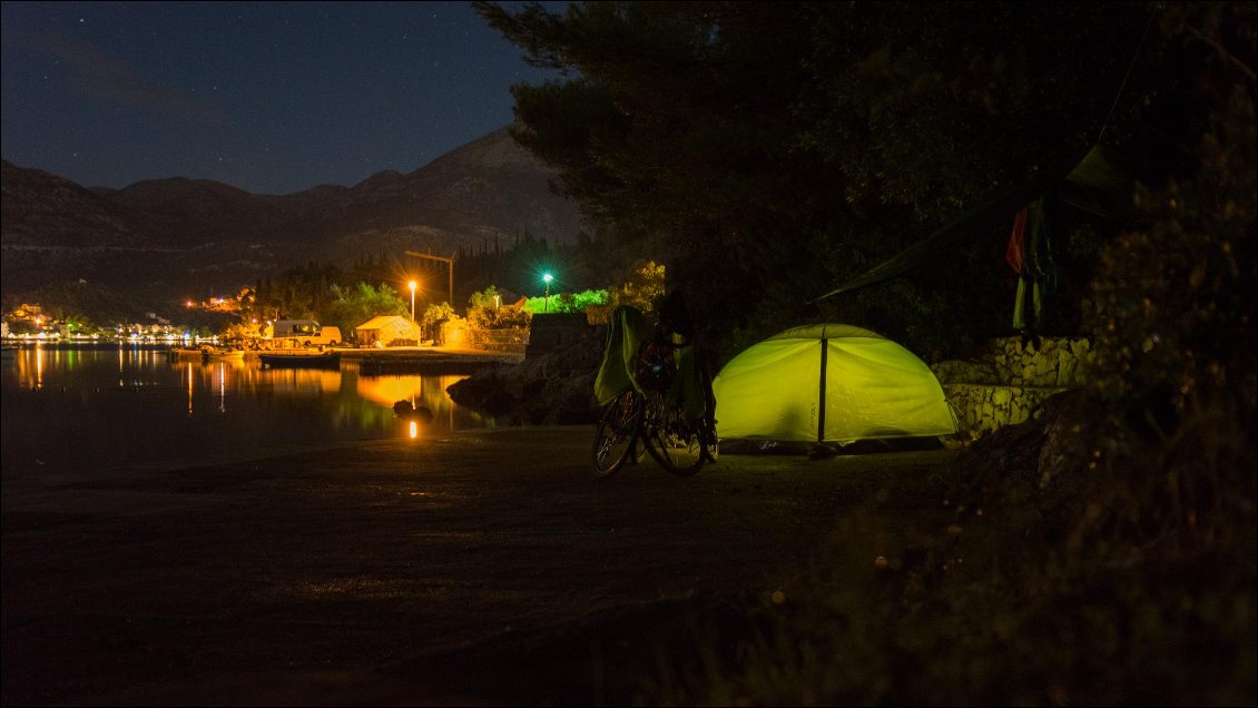 14# Alexis JOUTEAU.
Bivouac près du village de Slano en Croatie. Fin d'après-midi nous profitions de la plage puis le temps s'est vite gaté, nous avons monté un bivouac à l'arrache, sous la pluie. Finalement la vue sur la mer et ce petit village n'était pas des plus désagréables...