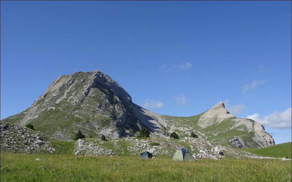 22# Léa CAUDRON FOURNIER.
Première nuit d’un trek de 5 jours dans le Vercors. Ici, nos tentes sont plantées aux pieds du Grand Veymont, sommet incontournable du massif. On voit déjà sur son versant le chemin que nous allons suivre le lendemain, en croyant déjà apercevoir le sommet… Le Grand Veymont fait partie de ces monts interminables dont on croit mille fois apercevoir le sommet ! C’était le 14 juillet 2017, on entendait les feux d’artifices au loin, jusqu’à ce que le silence s’installe… Enfin pas tout à fait, le vent a soufflé toute la nuit, comme à son habitude ici, au point de coucher la tente sur nous.