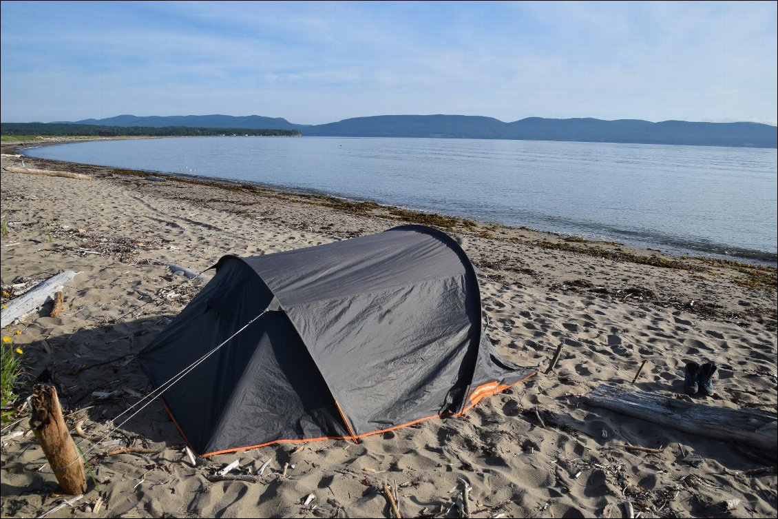 34# Yves SIMOND.
Lever lors d'un bivouac sur une plage entre Gaspé et Percé (Québec).