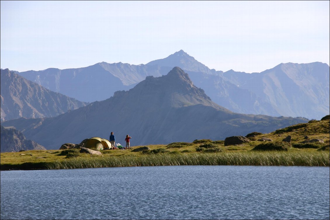 38# Sylvie WATELET.
Lac Cristol, vallée de la Clarée, Hautes-Alpes.
Nous avons piqué rapidement en arrivant ; les enfants élaborent les plans de la soirée dans cet endroit magnifique. Nous serons les seuls humains qu'il accueille encore cette nuit.