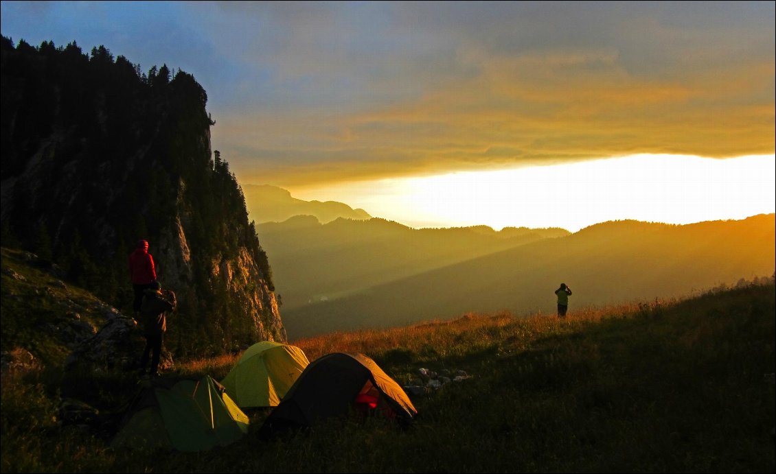 11# Morgane BURAY
Chartreuse, vue incroyable depuis le Col de Bovinant.
La magie du soleil couchant, un majestueux cadeau de fin de journée offert par la nature, lors du tour de la Chartreuse en trek entre amis… nos compagnons de voyage observent la silhouette du Massif Central à l’horizon.