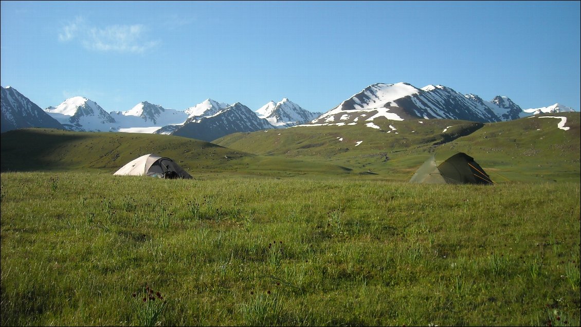 12# Claire MERCURIOT.
Kirghizstan - Printemps 2017.
Petit bivouac dans un paysage typiquement kirghize au cours d'un trek de plusieurs jours.