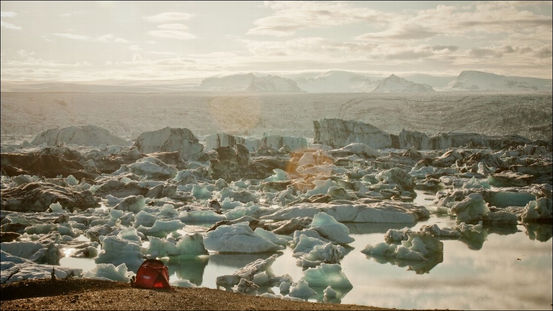 14# Antoine THERIZOLS.
Premier contact avec les icebergs et bivouac aussi inoubliable qu’incontournable à Jokulsàrlon en Islande.