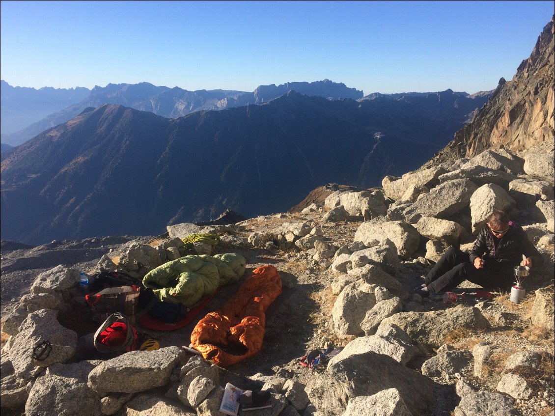 15# Carole & Mathieu IELMINI.
Bivouac automne 2017 au pied de l’aiguille du Peigne, dans le massif du Mont-Blanc, avant d’en faire l’ascension par la voie normale le lendemain.