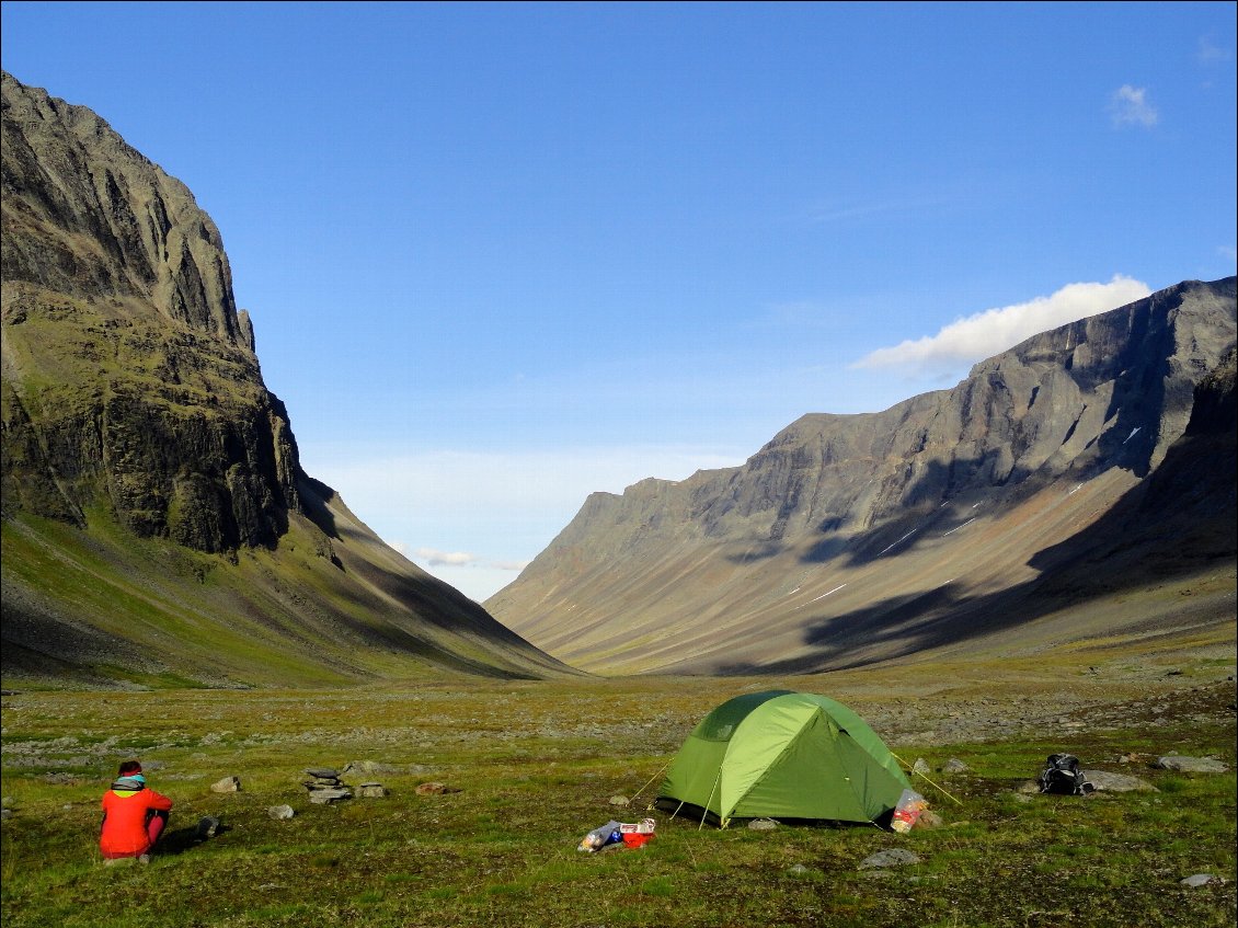 31# Elodie BOUVIER.
Massif du Kebnekaise (Laponie suédoise) à côté du refuge de Nalo en train d'admirer le paysage incroyable qui s'offre à nos yeux.