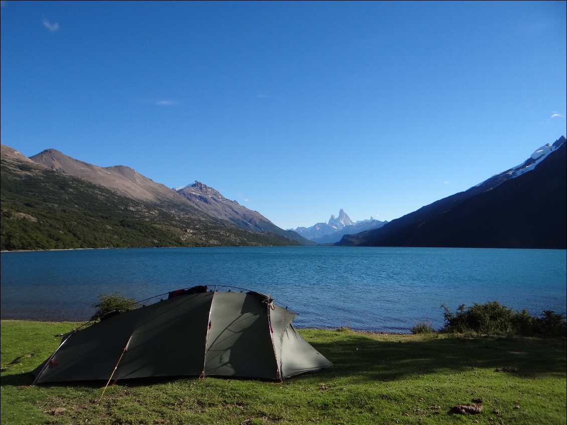 40# Adrien TISSERANT.
Spectaculaire spot de bivouac face à l'imposant Fitz Roy en Patagonie.