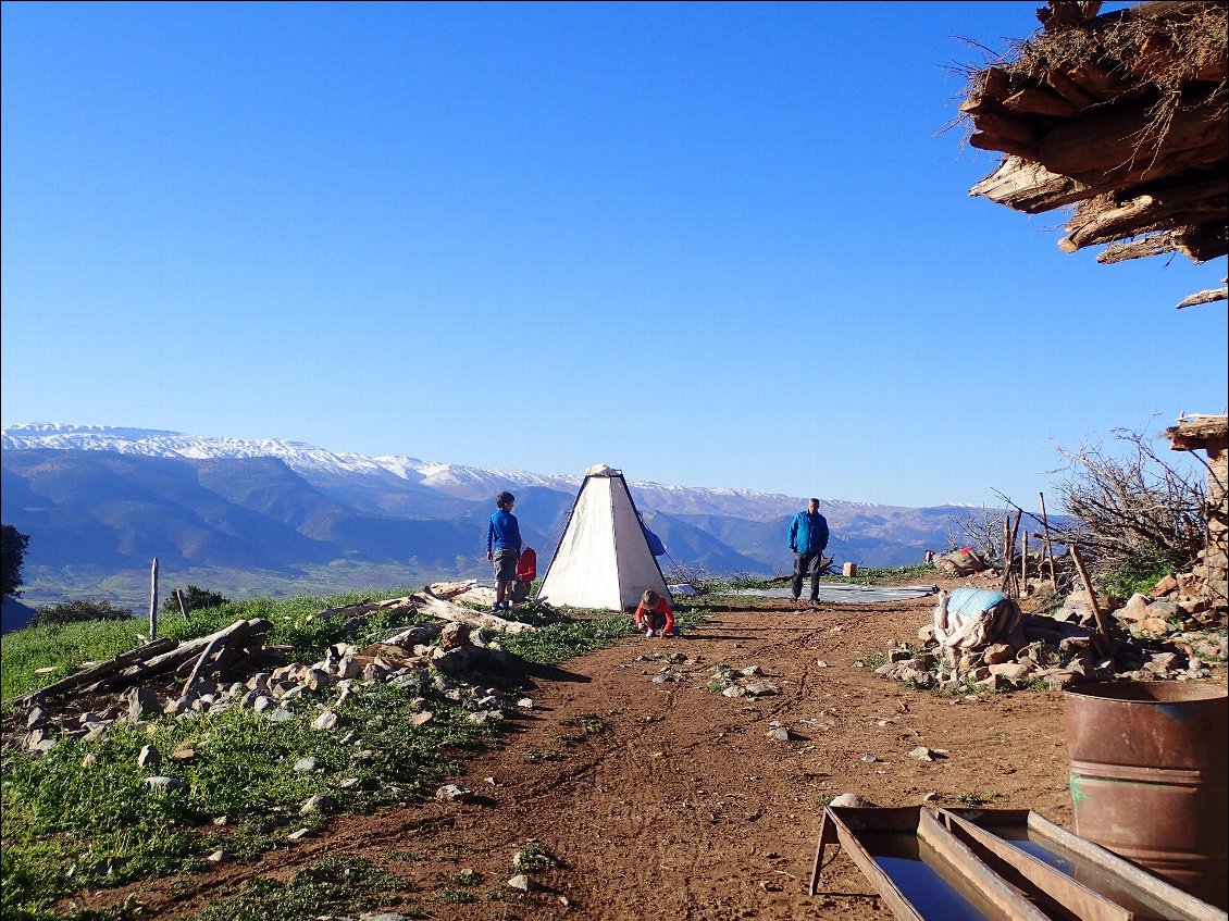 Panorama, le matin, en sortant de son duvet.
Le petit tipi, c'est une tente WC. C'est un petit plus voulu par la guide, et il faut avouer que c'est confortable.