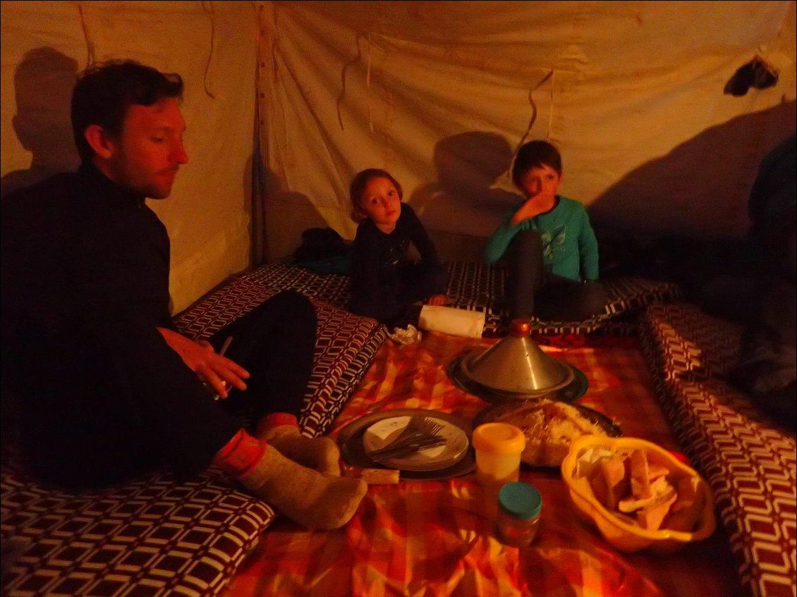 A table!
Il fait un peu frais, aussi nous prenons le dîner sous la tente mess, en compagnie d'Abdou.
Le cuisinier est à l'autre bout de la tente, en train de faire réchauffer ses plats sur deux simples réchauds à gaz.