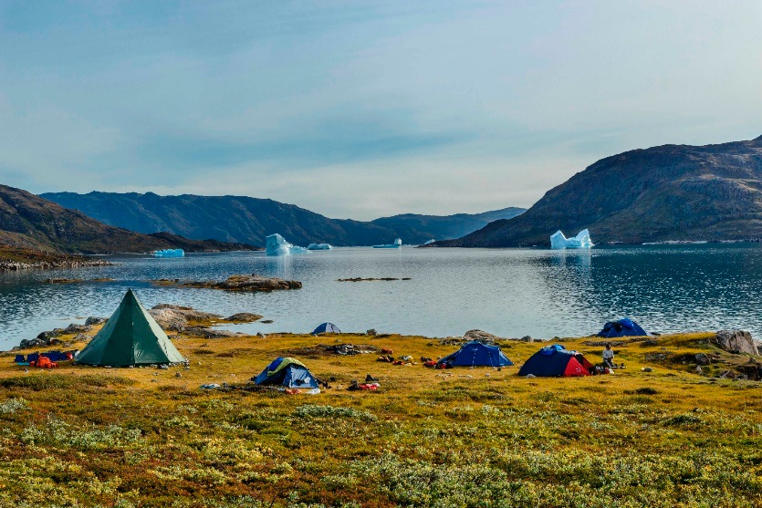 Martine VANDENBROUCKE.
Itinérance en kayak au Groenland.
Bivouac face aux icebergs.