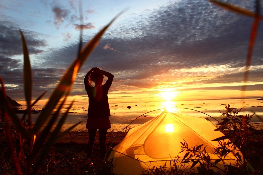 Mariline DUBOIS.
Gaspésie, Québec, Canada
Ce qui est bon avec le bivouac, c'est qu'il n'y a pas le dilemme du "retour à la maison". On peut contempler jusqu'à la dernière goutte du tableau, s’imprégner de chacune de ses nuances... puis doucement laisser place à d'autres rêves. Le bivouac permet de savourer pleinement le lieu.