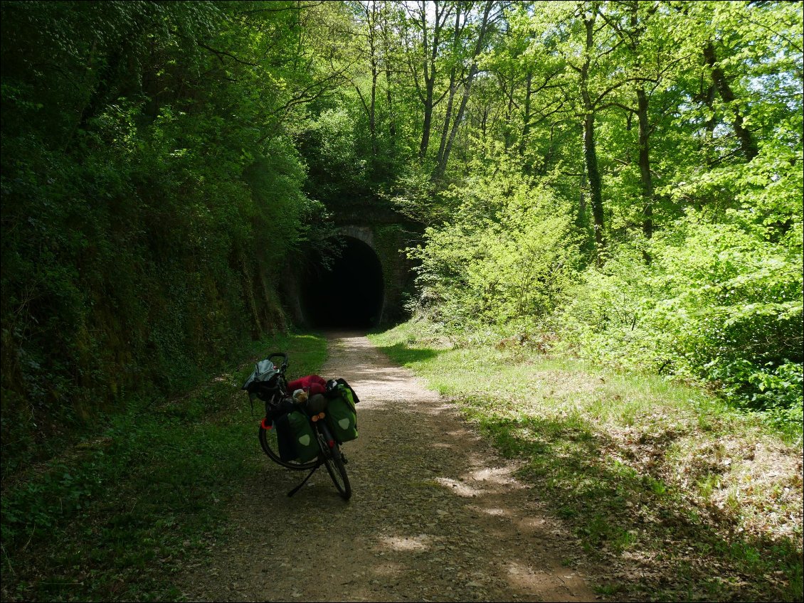 Quelques tunnels non éclairés, heureusement le phare de mon Fahrrad est efficace!