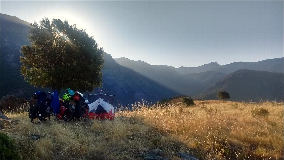 Bivouac pendant un tour de Corse à vélo, été 2017