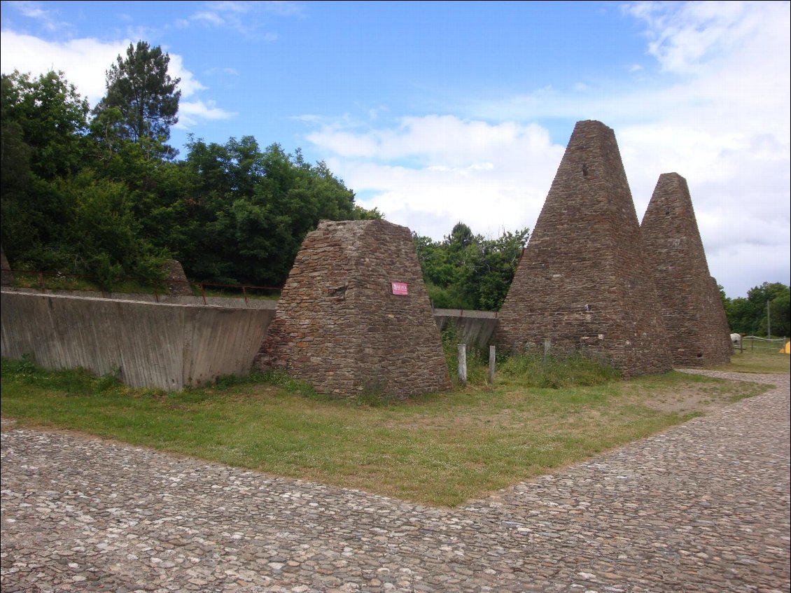 Le Serre de Cam: vestiges d'un ancien manège. De nos jours village de vacances.