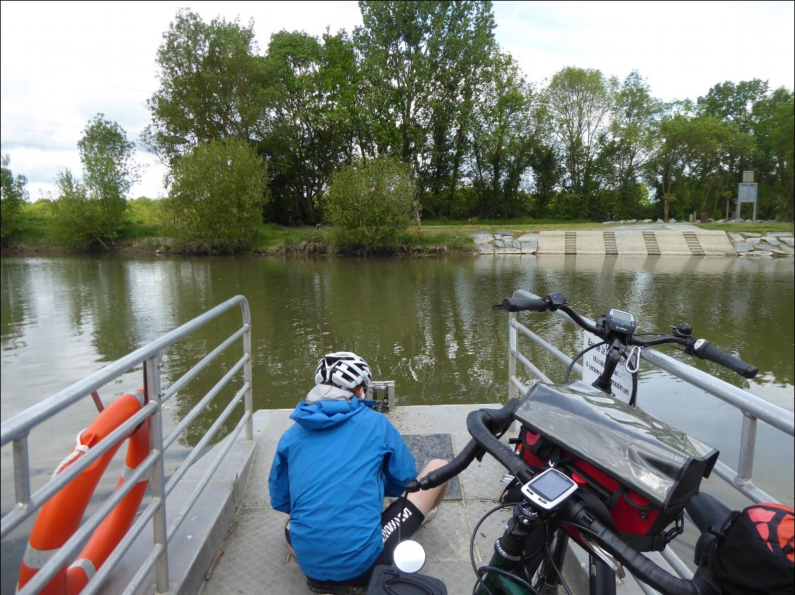 Traversée vers Trélazé sur une barge, en tirant sur une chaîne. Moment