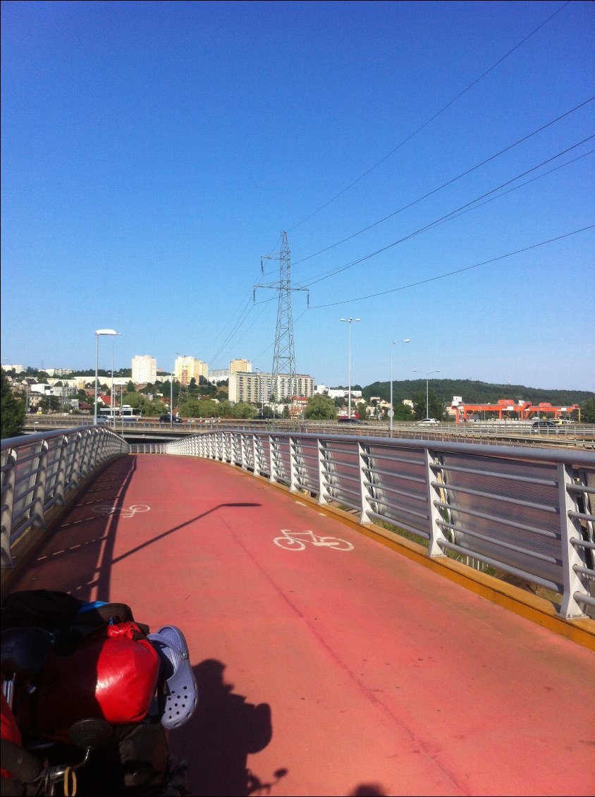 Pont vélo digne héritier d'une bretelle d'autoroute