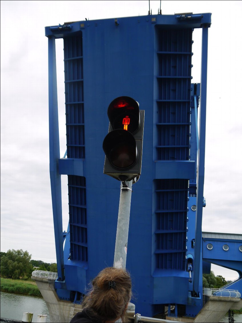 Impressionnante mécanique, il faut imaginer les rails de la voie de chemin de fer sur le pont