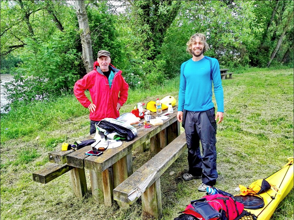 Rencontre avec Claude et Gaël qui naviguent en canoë jusqu'à Roanne. Gaël continu seul jusqu'à Nantes.